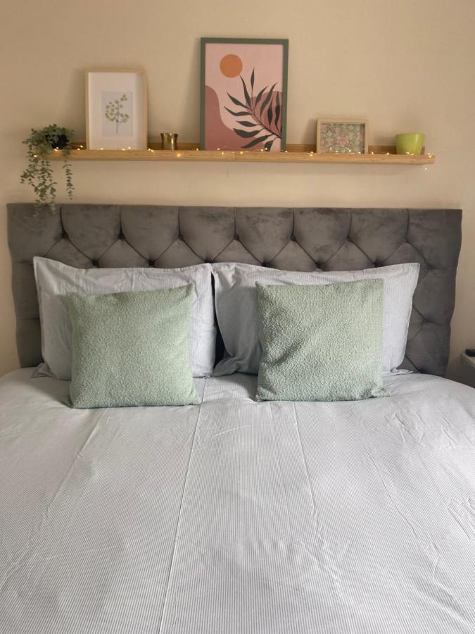 Cozy Bedroom In Shared Accommodation With Free Parking Edinburgh Exterior photo
